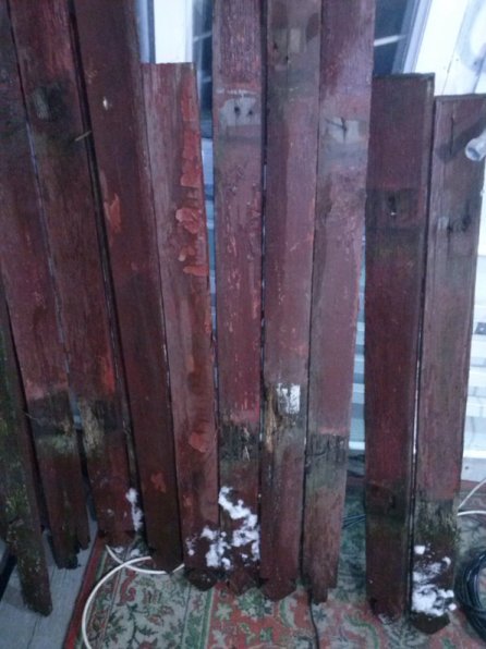 Это не дрова. Это стройматериал для ВД. Не важно что гнилой, главное что окрашен. 