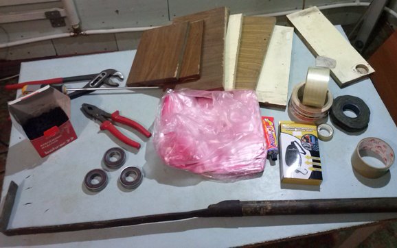 А это самое ценное - сопли, которыми всё скрепляться будет. Самое ценное - дубовая тряпичная изолента, которой можно гвозди забивать.