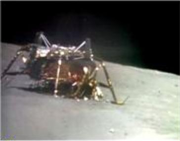 Один из астронавтов всегда оставался на Луне для съемок взлета или, вот, пустой посадочной платформы....