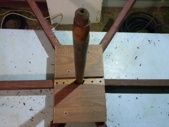 Производим сверку перпендикулярности кочерыжки (оси).